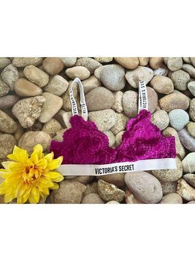 VICTORIA’S SECRET STUNNING BRA-SMALL